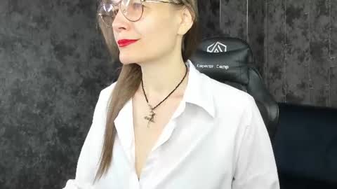 Snapshot of lillian_white1 chatting on 06.16.26 lillian_white1 online show from 06.16.26