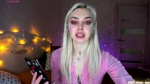 LilliMoore online show from 04.12.26