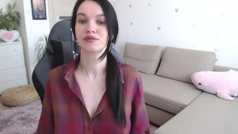 Snapshot of lilliyves chatting on 04.21.26 lilliyves online show from 04.21.26