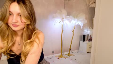 Snapshot of lilly_eyes chatting on 03.28.26 Lilly online show from 03.28.26