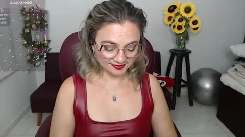 Snapshot of lilly_milf chatting on 04.06.26 Lilly online show from 04.06.26