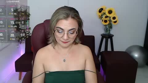 Snapshot of lilly_milf chatting on 05.11.26 Lilly online show from 05.11.26