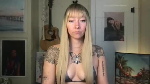 Snapshot of lilpeachykeenn chatting on 12.04.24 Lilpeachykeenn online show from 12.04.24