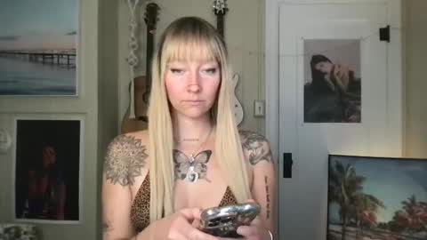 Snapshot of lilpeachykeenn chatting on 12.06.24 Lilpeachykeenn online show from 12.06.24