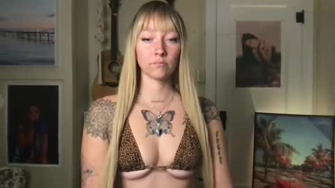 Snapshot of lilpeachykeenn chatting on 12.07.24 Lilpeachykeenn online show from 12.07.24