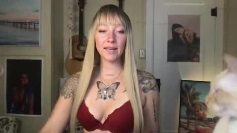 Snapshot of lilpeachykeenn chatting on 12.08.24 Lilpeachykeenn online show from 12.08.24