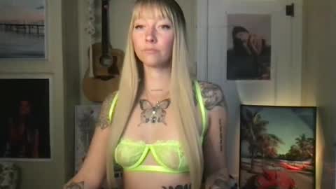 Snapshot of lilpeachykeenn chatting on 12.12.24 Lilpeachykeenn online show from 12.12.24