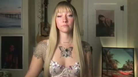 Snapshot of lilpeachykeenn chatting on 12.15.24 Lilpeachykeenn online show from 12.15.24