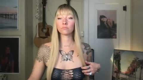 Snapshot of lilpeachykeenn chatting on 12.22.24 Lilpeachykeenn online show from 12.22.24