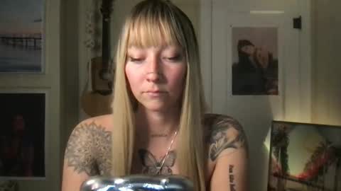 Snapshot of lilpeachykeenn chatting on 12.23.24 Lilpeachykeenn online show from 12.23.24