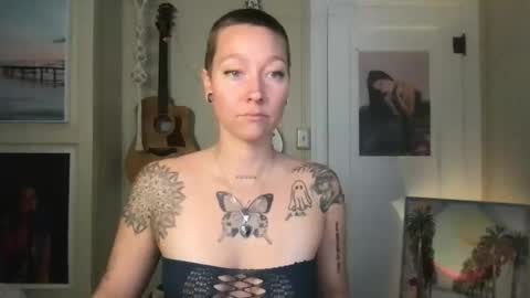 Snapshot of lilpeachykeenn chatting on 12.23.24 Lilpeachykeenn online show from 12.23.24