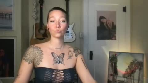 Snapshot of lilpeachykeenn chatting on 12.23.24 Lilpeachykeenn online show from 12.23.24