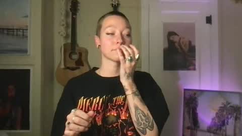 Snapshot of lilpeachykeenn chatting on 12.26.24 Lilpeachykeenn online show from 12.26.24