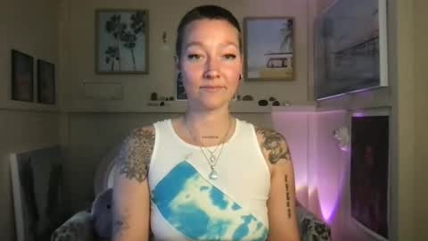 Snapshot of lilpeachykeenn chatting on 01.04.25 Lilpeachykeenn online show from 01.04.25