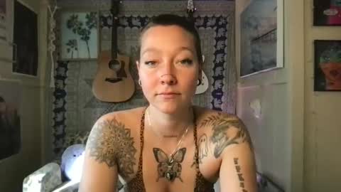 Snapshot of lilpeachykeenn chatting on 01.07.25 Lilpeachykeenn online show from 01.07.25