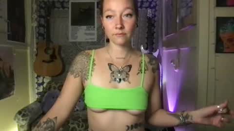 Snapshot of lilpeachykeenn chatting on 01.08.25 Lilpeachykeenn online show from 01.08.25