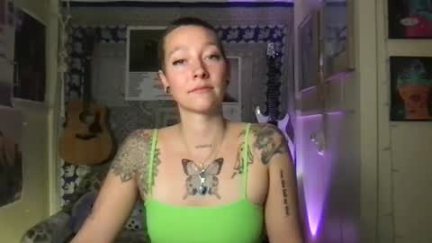 Snapshot of lilpeachykeenn chatting on 01.08.25 Lilpeachykeenn online show from 01.08.25