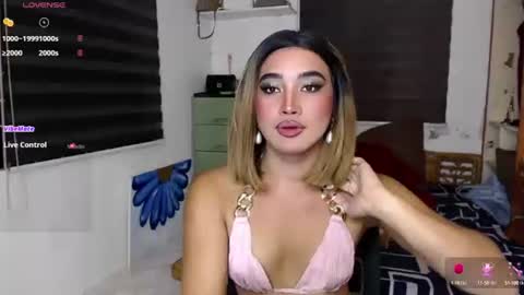 Snapshot of lily_darling chatting on 10.12.25 Lily Darling online show from 10.12.25