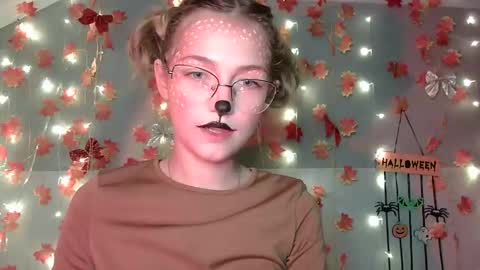 Snapshot of lily_tayberry chatting on 10.20.25 small lily online show from 10.20.25