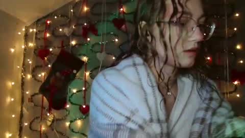 Snapshot of lily_tayberry chatting on 12.14.25 small lily online show from 12.14.25