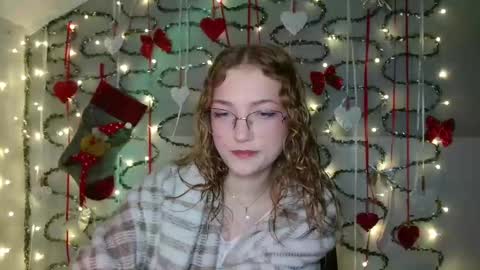 Snapshot of lily_tayberry chatting on 12.15.25 small lily online show from 12.15.25