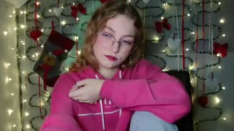Snapshot of lily_tayberry chatting on 12.16.25 small lily online show from 12.16.25