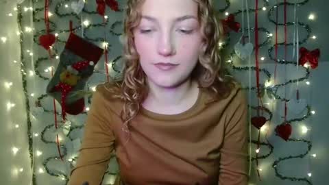 Snapshot of lily_tayberry chatting on 12.17.25 small lily online show from 12.17.25