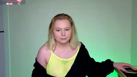 Snapshot of lime_cat chatting on 09.19.25 lime cat online show from 09.19.25