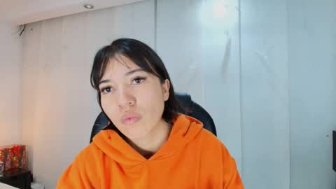 Snapshot of lina_bedoya chatting on 12.18.25 Lina Bedoya online show from 12.18.25