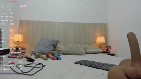 Snapshot of lina_garcia chatting on 02.07.25 online show from 02.07.25