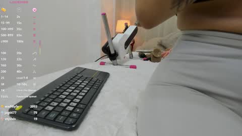 Snapshot of lina_garcia chatting on 03.02.25 online show from 03.02.25