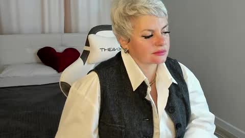 Snapshot of linda_zefir chatting on 04.11.26 Linda Zefir online show from 04.11.26