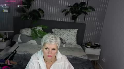Snapshot of linda_zefir chatting on 04.26.26 Linda Zefir online show from 04.26.26