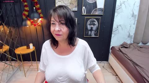 Snapshot of lindahottie chatting on 12.28.24 Linda online show from 12.28.24