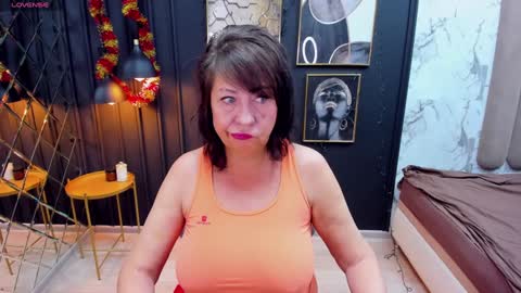 Snapshot of lindahottie chatting on 12.30.24 Linda online show from 12.30.24