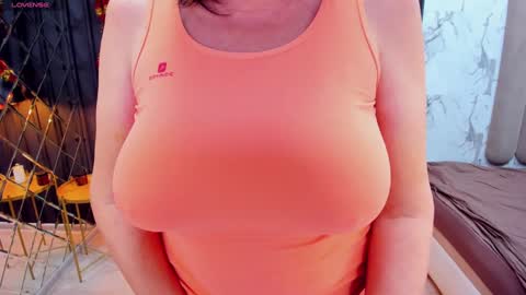 Snapshot of lindahottie chatting on 12.30.24 Linda online show from 12.30.24