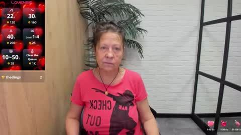 Snapshot of lindahottie chatting on 09.18.25 Linda online show from 09.18.25