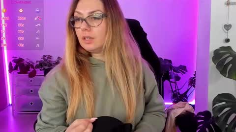 Snapshot of lindawhite_ chatting on 02.10.25 Linda -- online show from 02.10.25
