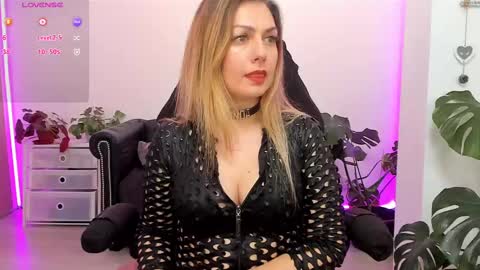 Snapshot of lindawhite_ chatting on 02.11.25 Linda -- online show from 02.11.25
