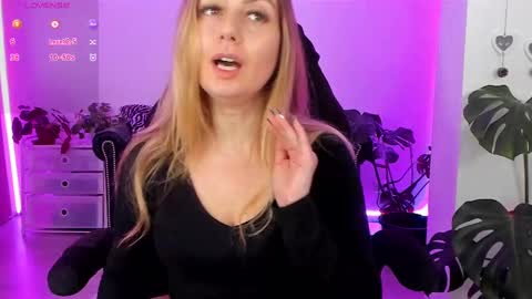 Snapshot of lindawhite_ chatting on 02.15.25 Linda -- online show from 02.15.25