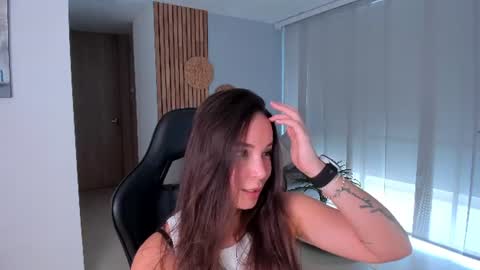 Snapshot of lindseyhallx chatting on 08.07.26 call me annie online show from 08.07.26