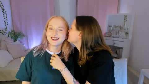 Snapshot of lisaluve chatting on 04.08.26 Lisa blonde Alisa brunette online show from 04.08.26
