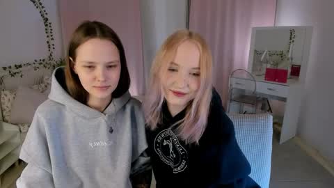 Snapshot of lisaluve chatting on 04.10.26 Lisa blonde Alisa brunette online show from 04.10.26