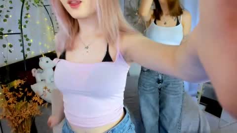 Snapshot of lisaluve chatting on 04.17.26 Lisa blonde Alisa brunette online show from 04.17.26