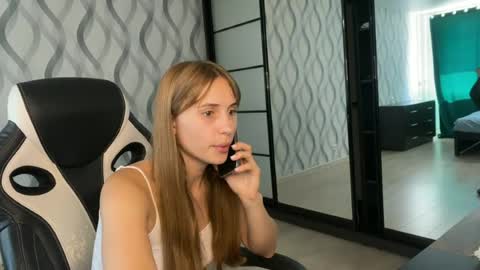 Snapshot of litle_girl05 chatting on 06.21.26 LUNA online show from 06.21.26
