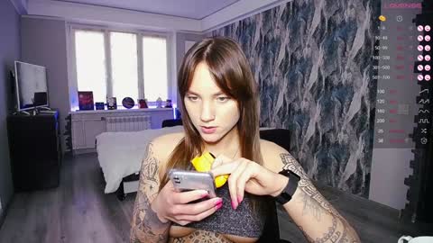 Snapshot of little_birdy chatting on 12.04.24 Birdy online show from 12.04.24