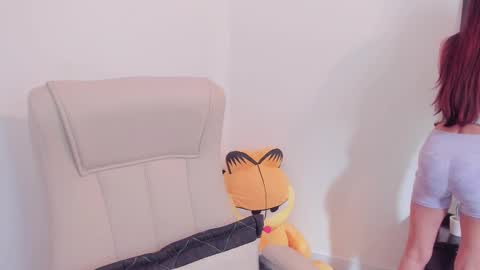 Snapshot of little_eli chatting on 02.10.25 Help me reach 100 likes online show from 02.10.25