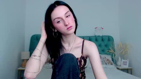 Snapshot of little_mollee chatting on 10.08.25 little_mollee online show from 10.08.25