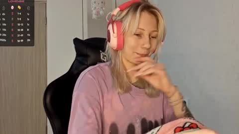 Snapshot of little_soyia chatting on 10.08.25 Lana online show from 10.08.25