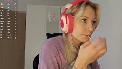 Snapshot of little_soyia chatting on 10.10.25 Lana online show from 10.10.25